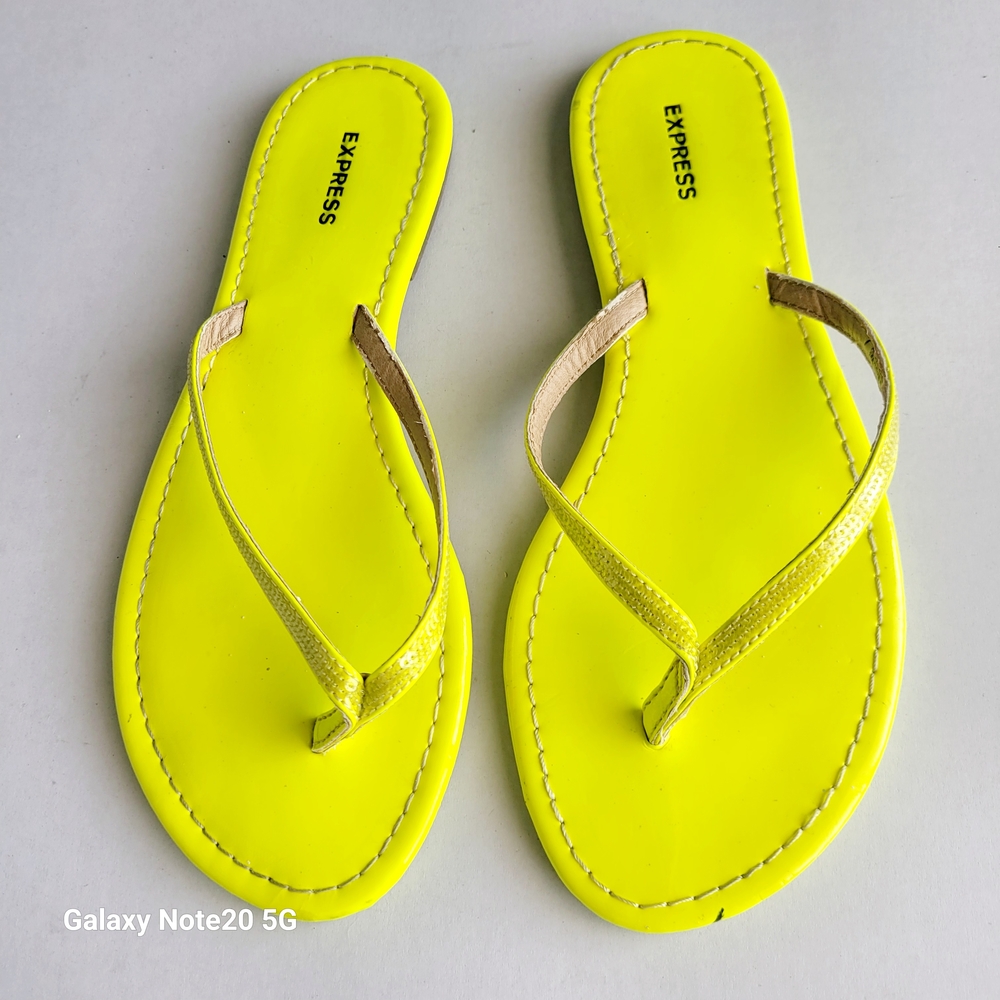 Express Women's Yellow Flip Flop Flat Sandals With A Thin Strap US Size 7